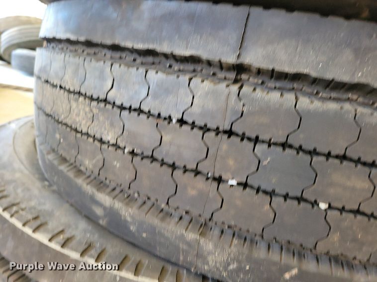 image for item DN3509 (20) 275/70R22.5 tires