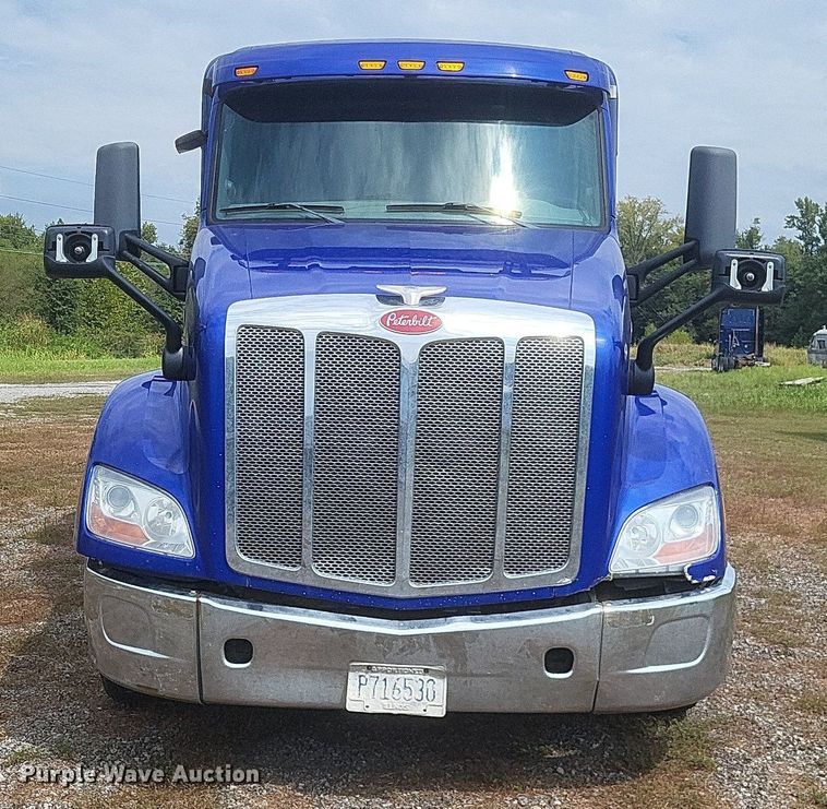 image for item DQ3620 2017 Peterbilt  579 semi truck