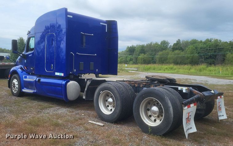 image for item DQ3620 2017 Peterbilt  579 semi truck