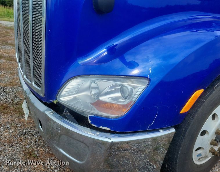 image for item DQ3620 2017 Peterbilt  579 semi truck