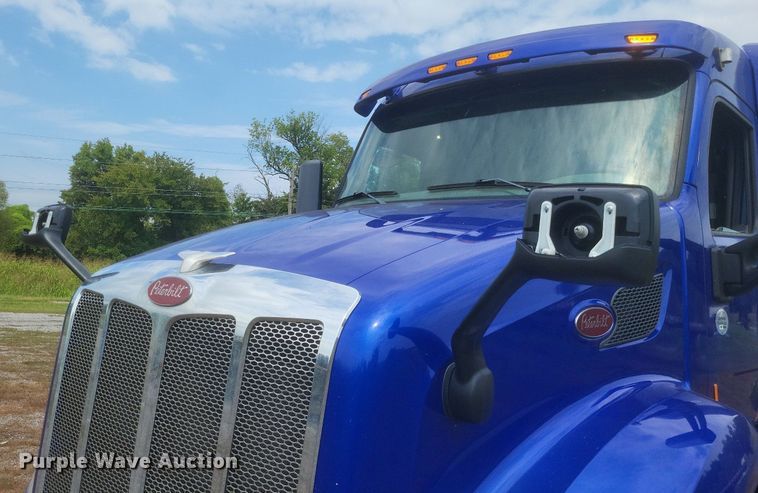 image for item DQ3620 2017 Peterbilt  579 semi truck