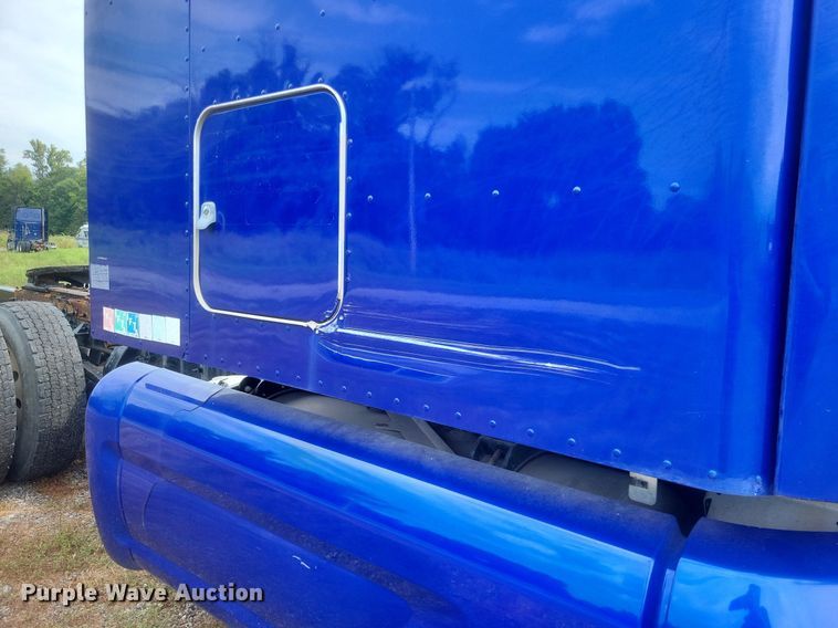 image for item DQ3620 2017 Peterbilt  579 semi truck