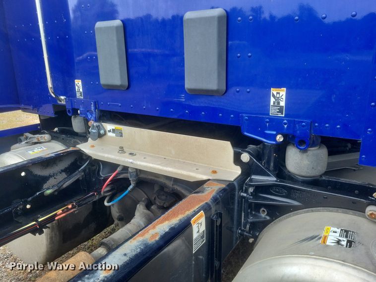 image for item DQ3620 2017 Peterbilt  579 semi truck