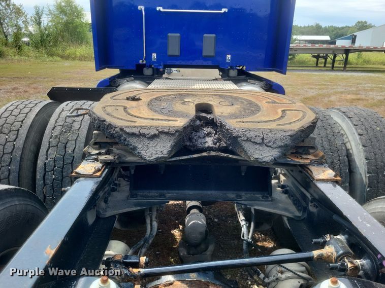 image for item DQ3620 2017 Peterbilt  579 semi truck