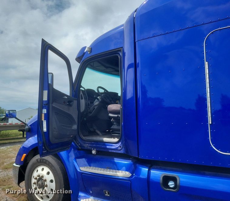 image for item DQ3620 2017 Peterbilt  579 semi truck