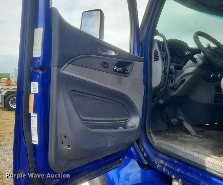 image for item DQ3620 2017 Peterbilt  579 semi truck