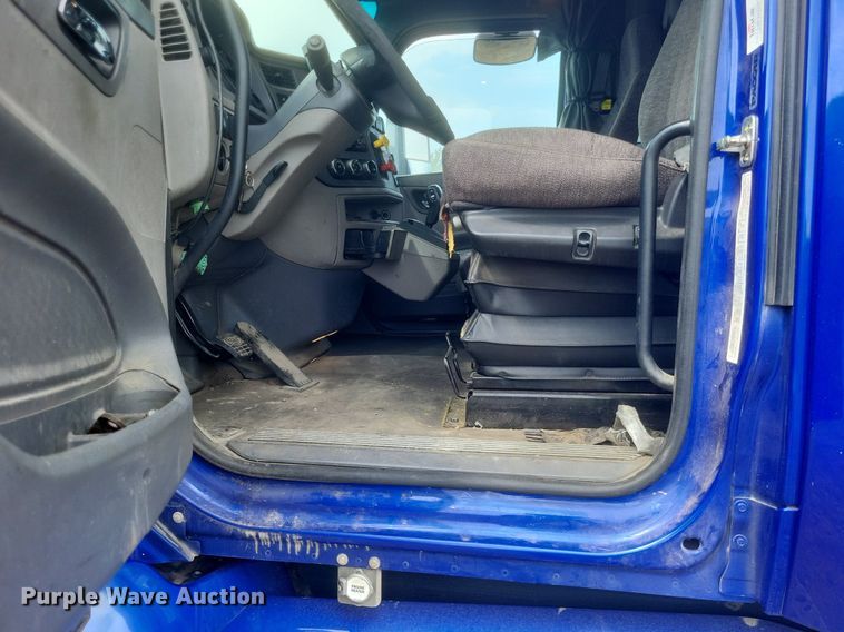 image for item DQ3620 2017 Peterbilt  579 semi truck