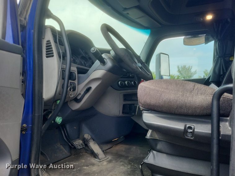 image for item DQ3620 2017 Peterbilt  579 semi truck