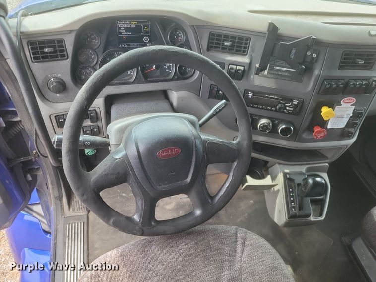 image for item DQ3620 2017 Peterbilt  579 semi truck