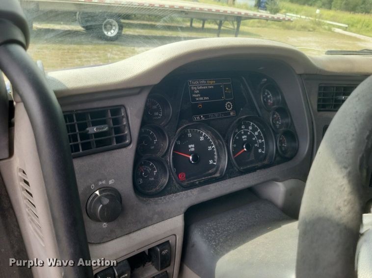 image for item DQ3620 2017 Peterbilt  579 semi truck