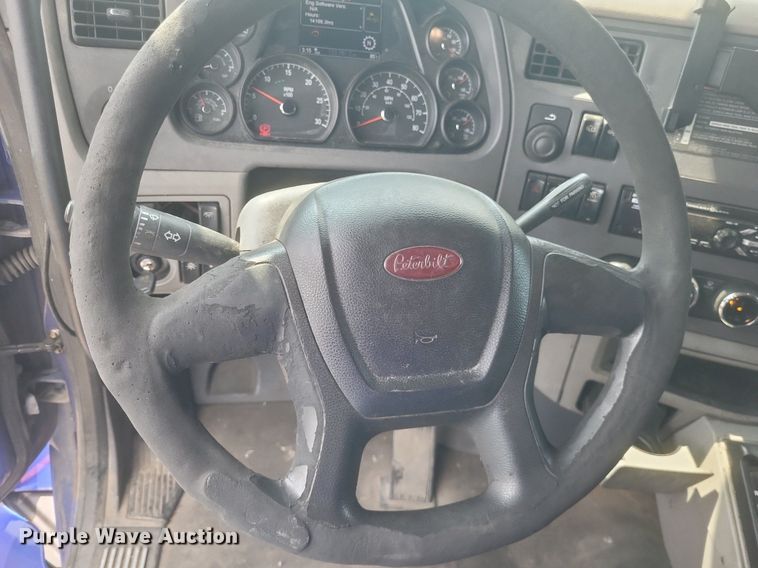 image for item DQ3620 2017 Peterbilt  579 semi truck