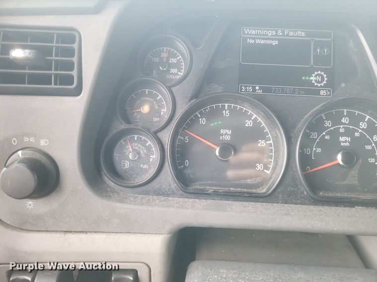 image for item DQ3620 2017 Peterbilt  579 semi truck