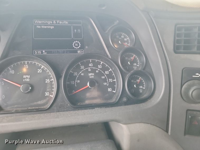 image for item DQ3620 2017 Peterbilt  579 semi truck