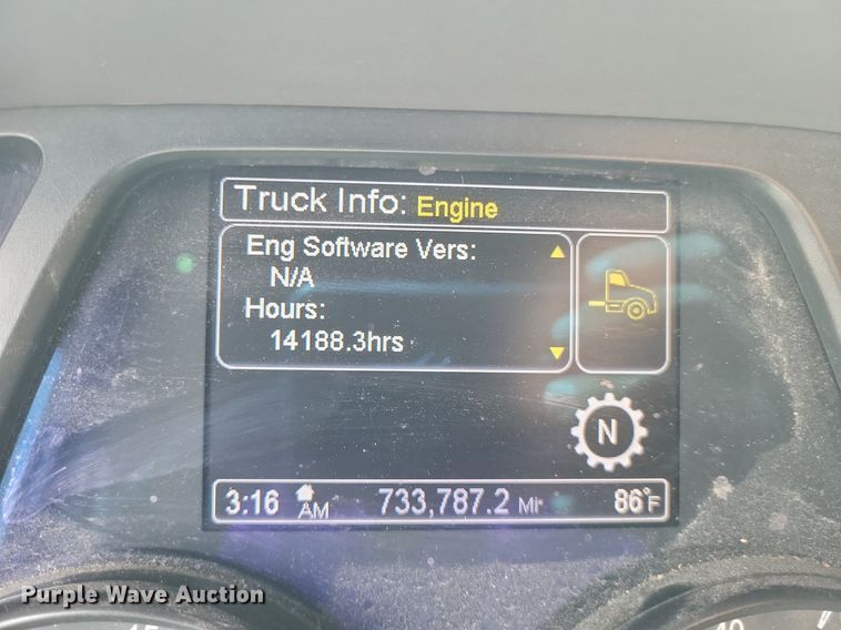 image for item DQ3620 2017 Peterbilt  579 semi truck