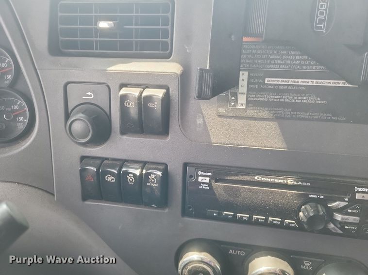 image for item DQ3620 2017 Peterbilt  579 semi truck