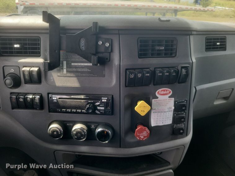 image for item DQ3620 2017 Peterbilt  579 semi truck