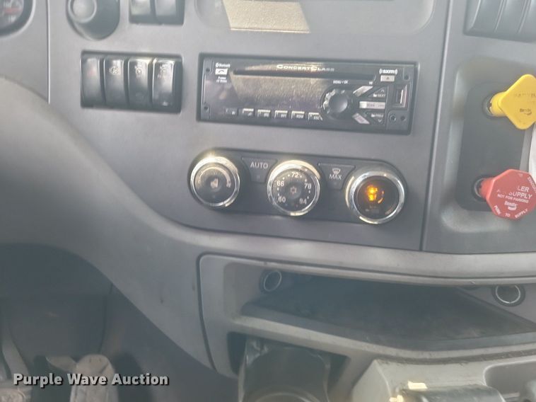 image for item DQ3620 2017 Peterbilt  579 semi truck