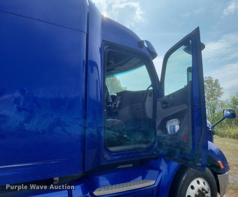 image for item DQ3620 2017 Peterbilt  579 semi truck