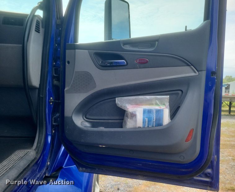 image for item DQ3620 2017 Peterbilt  579 semi truck