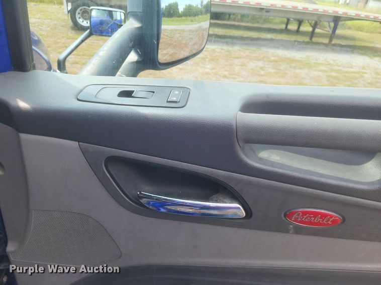 image for item DQ3620 2017 Peterbilt  579 semi truck