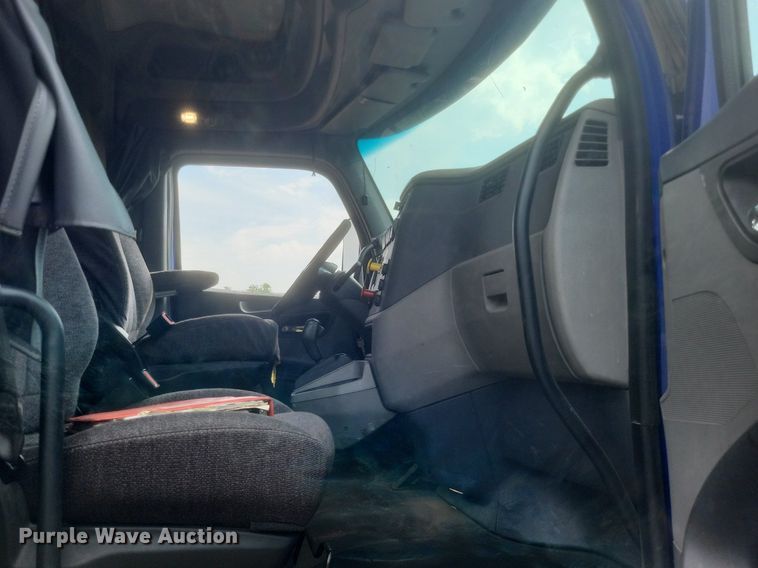 image for item DQ3620 2017 Peterbilt  579 semi truck