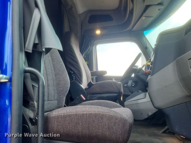 image for item DQ3620 2017 Peterbilt  579 semi truck