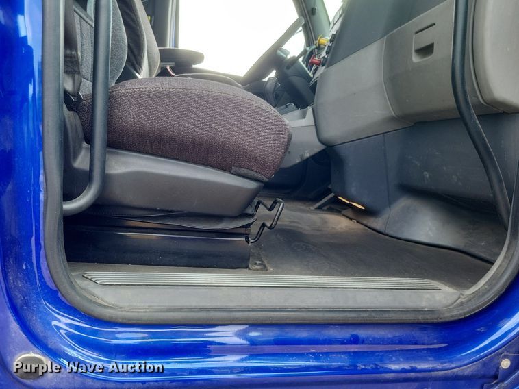 image for item DQ3620 2017 Peterbilt  579 semi truck