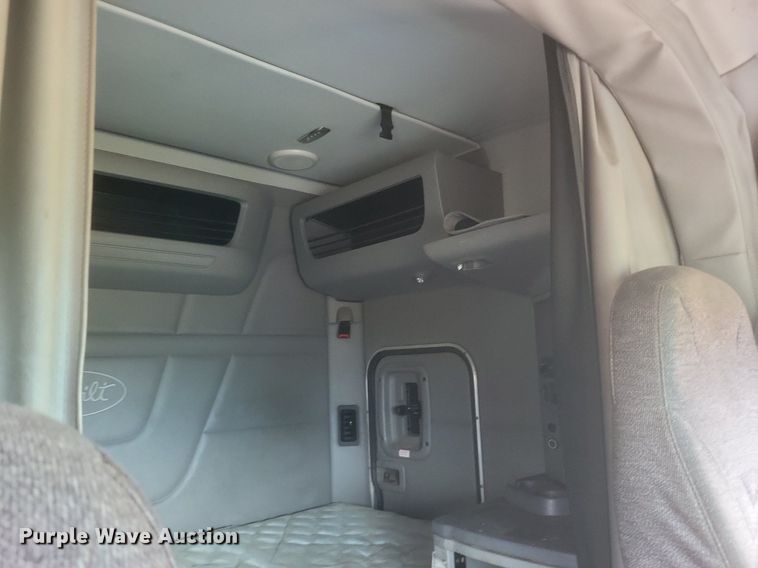 image for item DQ3620 2017 Peterbilt  579 semi truck