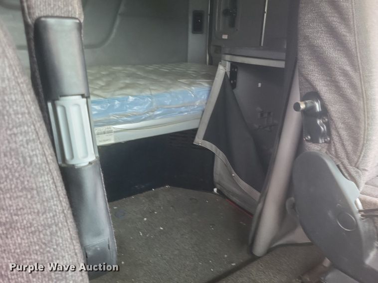 image for item DQ3620 2017 Peterbilt  579 semi truck