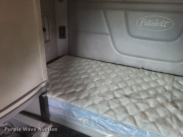 image for item DQ3620 2017 Peterbilt  579 semi truck