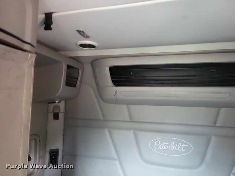 image for item DQ3620 2017 Peterbilt  579 semi truck