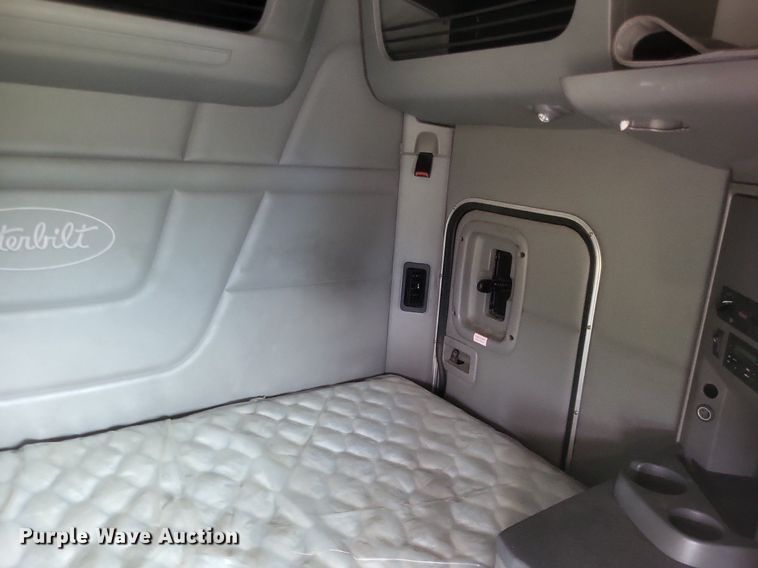 image for item DQ3620 2017 Peterbilt  579 semi truck