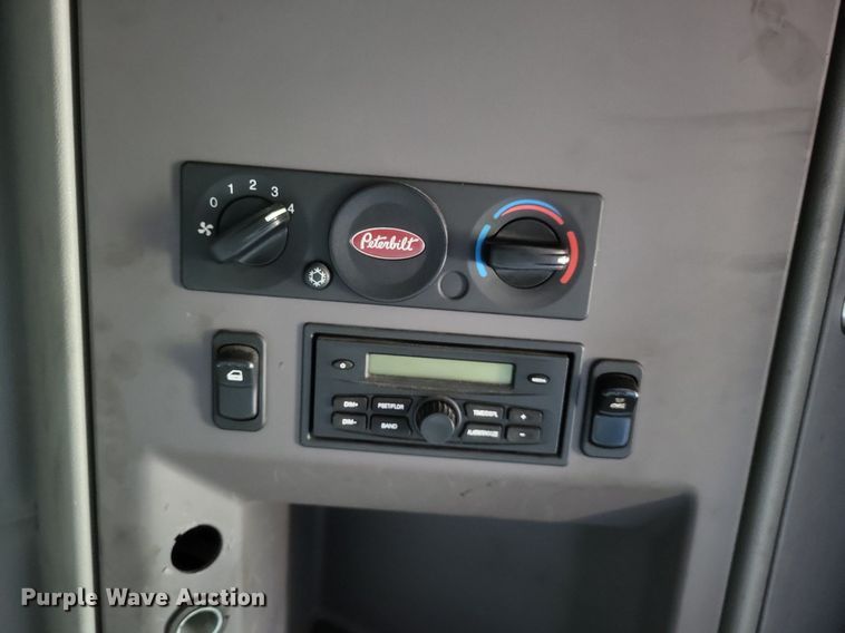 image for item DQ3620 2017 Peterbilt  579 semi truck