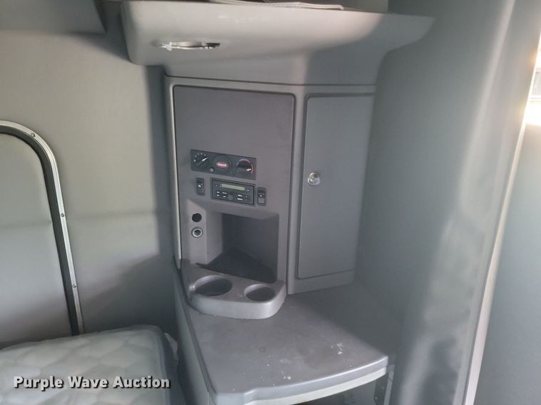 image for item DQ3620 2017 Peterbilt  579 semi truck