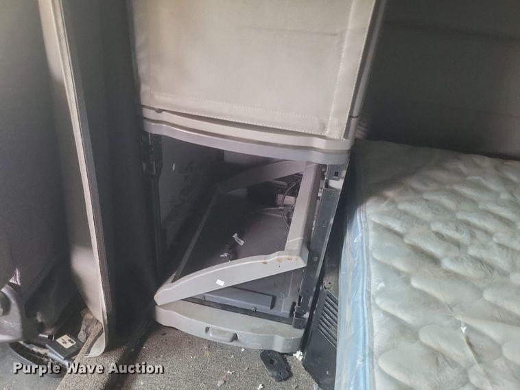 image for item DQ3620 2017 Peterbilt  579 semi truck