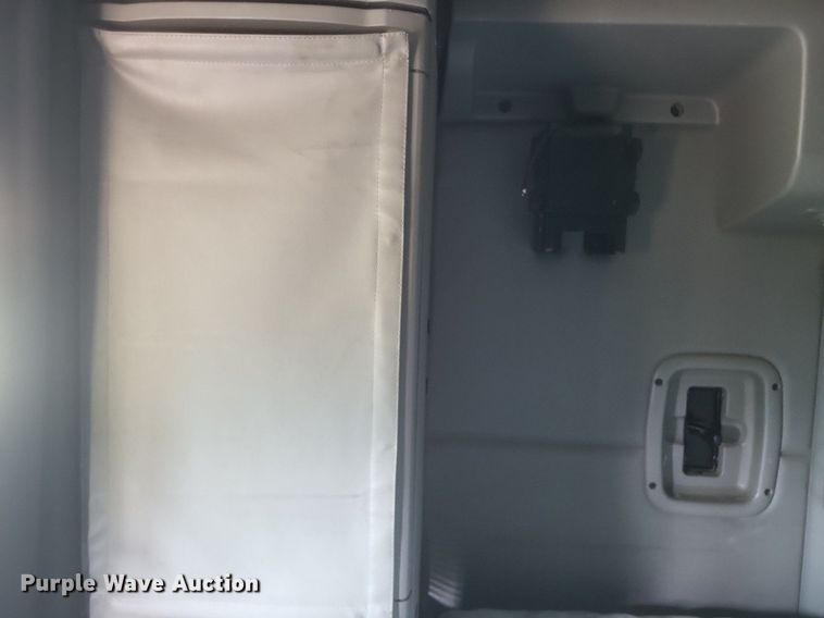 image for item DQ3620 2017 Peterbilt  579 semi truck