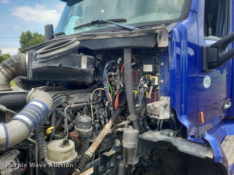 image for item DQ3620 2017 Peterbilt  579 semi truck