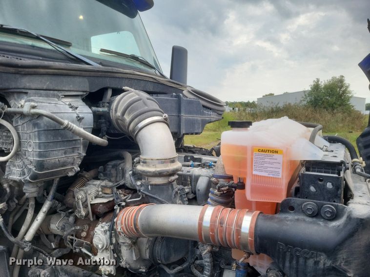 image for item DQ3620 2017 Peterbilt  579 semi truck