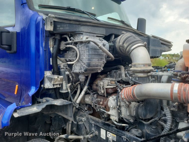 image for item DQ3620 2017 Peterbilt  579 semi truck