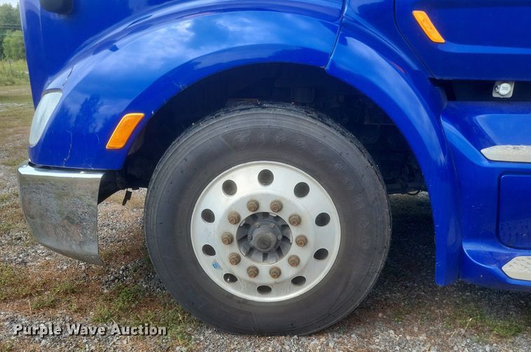 image for item DQ3620 2017 Peterbilt  579 semi truck