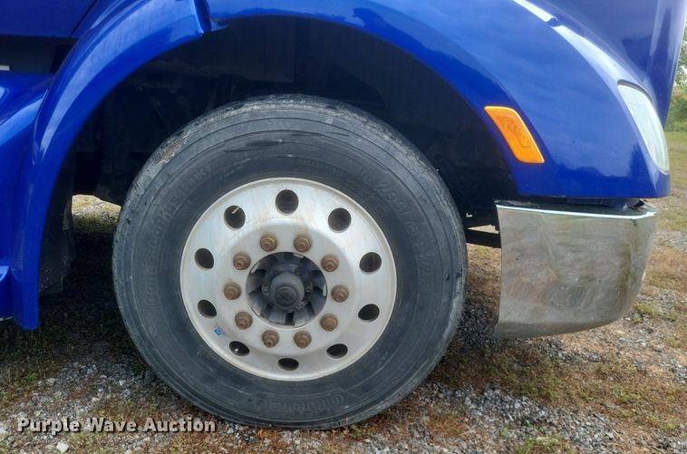 image for item DQ3620 2017 Peterbilt  579 semi truck