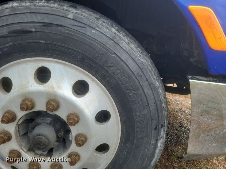 image for item DQ3620 2017 Peterbilt  579 semi truck