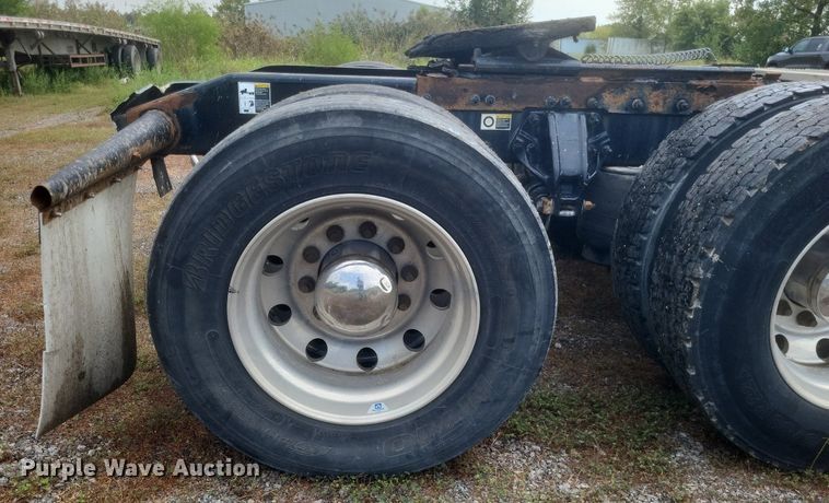 image for item DQ3620 2017 Peterbilt  579 semi truck