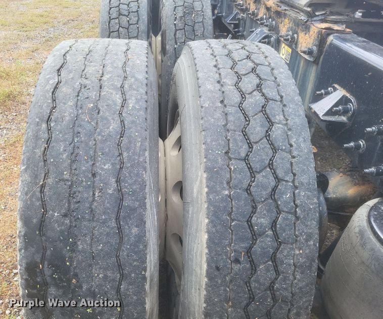 image for item DQ3620 2017 Peterbilt  579 semi truck