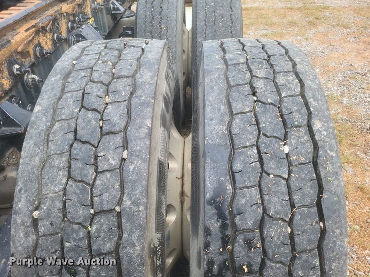 image for item DQ3620 2017 Peterbilt  579 semi truck