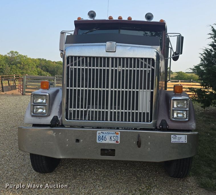 image for item DQ4579 1987 International F9370 semi truck