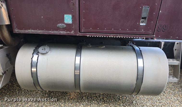 image for item DQ4579 1987 International F9370 semi truck