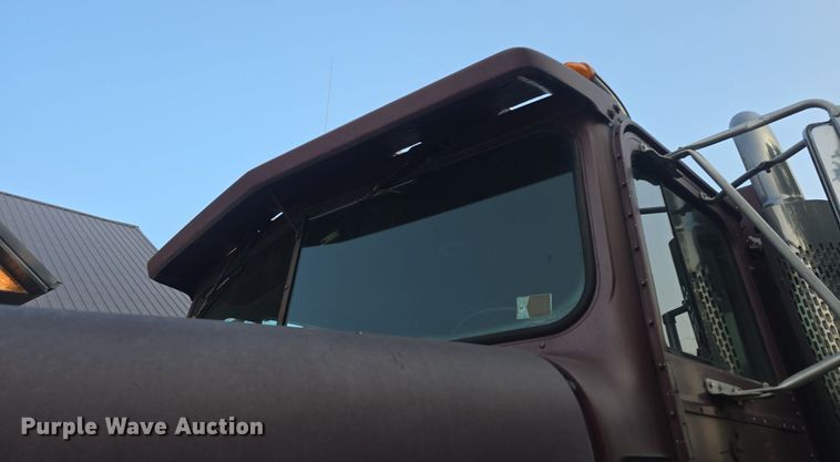 image for item DQ4579 1987 International F9370 semi truck