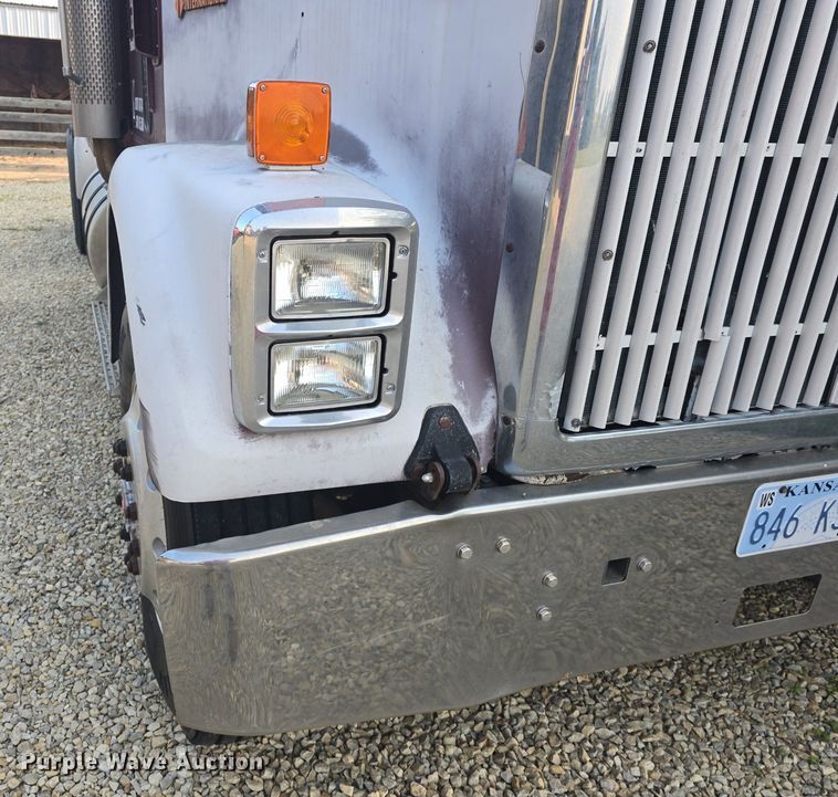 image for item DQ4579 1987 International F9370 semi truck