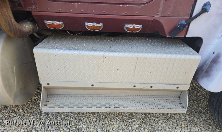 image for item DQ4579 1987 International F9370 semi truck